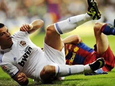 Bintang Real Madrid Cristiano Ronaldo berjibaku ketika tampil pada el clasico melawan Barcelona dalam lanjutan La Liga di Santiago Bernabeu, 16 April 2011. AFP PHOTO/PEDRO ARMESTRE