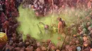 Sejumlah warga India merayakan festival Holi di desa Nandgaon di negara bagian Uttar Pradesh, India (7/3). Holi dirayakan secara besar-besaran di tempat-tempat yang berkaitan dengan Sri Kresna seperti Mathura, Vrindavan, Nandagaon, dan Barsana. (AFP)