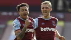 Gelandang West Ham United, Jesse Lingard (kiri) melakukan selebrasi usai mencetak gol kedua timnya ke gawang Tottenham Hotspur dalam laga lanjutan Liga Inggris 2020/21 pekan ke-25 di The London Stadium, Minggu (21/2/2021). West Ham menang 2-1 atas Tottenham. (AFP/Kirsty Wigglesworth/Pool)