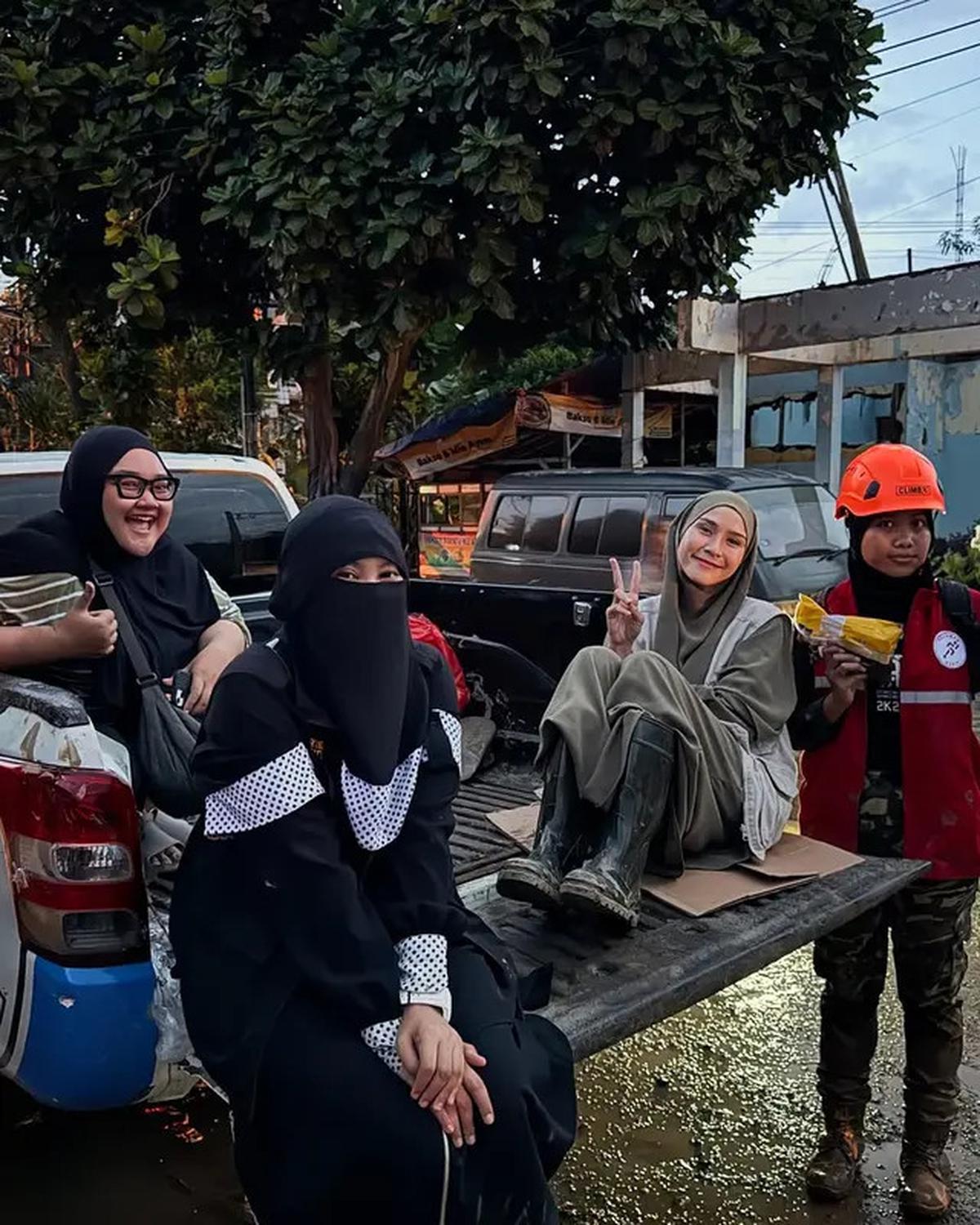 7 Aksi Zaskia Adya Mecca Bantu Korban Banjir Bekasi, Rela Naik Pick Up