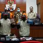 KPK menunjukkan barang bukti dugaan suap penerimaan mahasiswa baru Unila. Dalam kasus ini, KPK menetapkan Rektor Unila Karomani dan tiga orang lainnya sebagai tersangka. (Sumber Foto: KPK)