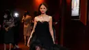 Dalam beberapa potret yang beredar diunggah di laman Instagram pribadinya, Maudy tampak mengenakan dress hitam dengan potongan yang pas di tubuhnya. Detail pada gaun tersebut semakin menonjolkan siluetnya yang menawan. Calon saudara ipar Fuji ini memadukan tampilannya dengan riasan yang natural serta aksesoris minimalis yang semakin menambah kesan elegan. (Liputan6.com/IG/@maudyeffrosina)
