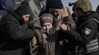 Seorang nenek di Irpin, di perbatasan Kyiv dievakuasi. Rusia masih terus serang Ukraina. Dok: AP Photo/Vadim Ghirda
