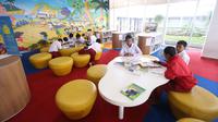 Siswa Sekolah Dasar (SD) membaca buku di ruang baca Perpustakaan Nasional (Perpusnas), Jakarta, Selasa (18/2/2020). Selain megah dan memiliki koleksi lengkap, Perpusnas juga menyediakan ruangan perpustakaan untuk anak-anak, layanan untuk penyandang disabilitas dan lansia. (Liputan6.com/Angga Yuniar)