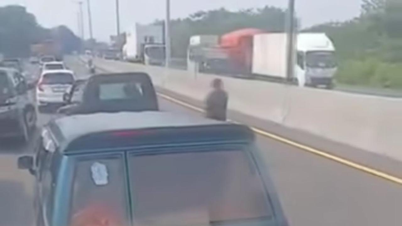 "Itu di Km 747.800. Itu beliaunya lagi pengawalan dari arah Malang ke Surabaya. Sampai di Km itu menabrak mobil di depan-nya sehingga terjadi kecelakaan," ujarnya, Kamis (13/6).<br>