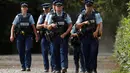 Aparat kepolisian bersenjata membuat perimeter aman sebelum pelaksanaan salat Jumat di Hagley Park, kota Christchurch, Selandia Baru, Jumat (22/3). Ibadah itu digelar sepekan selepas penembakan brutal di kota Christchurch. (REUTERS/Edgar Su)