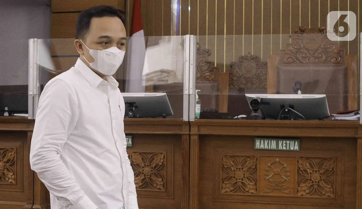 Terdakwa Ricky Rizal saat menjalani  sidang tuntutan kasus pembunuhan berencana terhadap Brigadir Nofriansyah Yosua Hutabarat atau Brigair J di Pengadilan  Negeri Jakarta Selatan, Senin (16/1/2023). Sementara hal meringankan, yaitu dia masih muda hingga masih memiliki anak kecil yang memerlukan bimbingan ayah. (Liputan6.com/Herman Zakharia)
