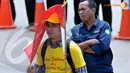 Meski di bawah terik matahari, para buruh ini tetap setia mengikuti aksi untuk memperjuangkan kenaikan upah