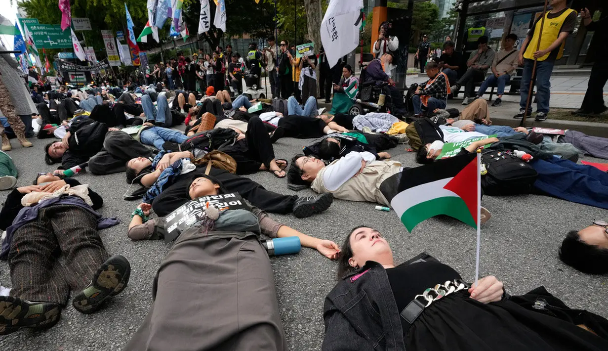 Sejumlah warga yang menyatakan solidaritas terhadap Palestina berbaring di jalan saat mengikuti aksi yang mengecam tindakan militer Amerika Serikat dan Israel di Gaza, di Seoul, Korea Selatan, Sabtu (3/10/2026). Aksi die-in tersebut dilakukan sebagai simbol untuk menggambarkan korban konflik di Gaza. Para peserta berkumpul dan menyampaikan dukungan terhadap Palestina dalam unjuk rasa yang berlangsung di kawasan pusat Kota Seoul. (AP Photo/Ahn Young-joon)