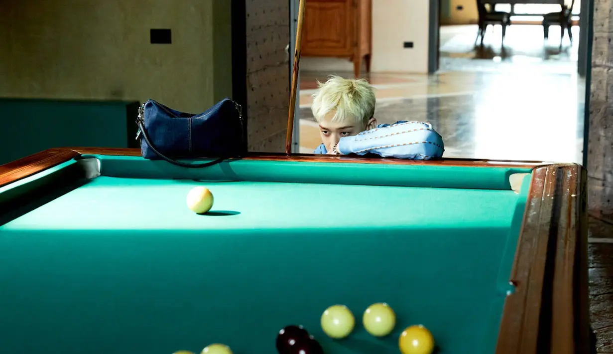 Tampilannya semakin stunning dengan warna blonde model pendek.  [Dok. FENDI]