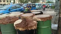 Pemandangan berbeda kini tampak di sepanjang jalan menuju Pasar Tanah Abang, Jakarta Pusat. Para pedagang bedug musiman mulai terlihat. (Liputan6.com/Achmad Dwi Afriyadi)