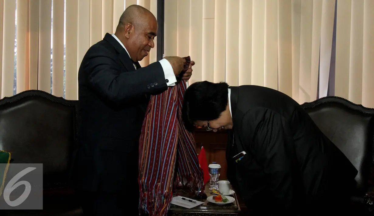 Menteri Lingkungan Hidup dan Kehutanan (LHK), Siti Nurbaya bertukar cenderamata dengan Menko bidang ekonomi yang merangkap Menteri Pertanian dan Perikanan Timor Leste, Estanislau Aleixo da Silva di Jakarta (24/8/2015). (Liputan6.com/Johan Tallo)