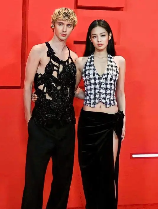 <p>Berpose dengan Troye Sivan, pesona Jennie tak kalah saing. Ia tampil lebih dewasa dengan rok high slit dan tweed top. [Instagram/jennierubyjane] Penulis: Mufiidaanaiilaa A.S</p>