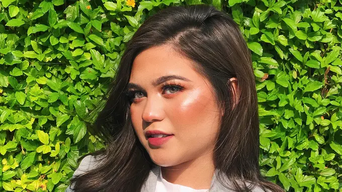 [Bintang] Super Fresh, Begini Dandanan Sarah Ayu yang Segar Seperti Jeruk