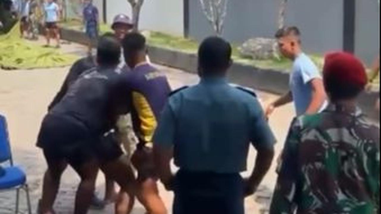 Tak mau lagi saling beradu jotos, rekan seprofesi keduanya nampak melerai.