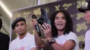 Vokalis Slank Kaka menunjukkan sepatu saat peluncuran sepatu limited edition kolaborasi antara Slank dan Eagle dikawasan Jakarta, Rabu (23/5). Sepatu ini hanya diproduksi sebanyak 1,200 pasang. (Liputan6.com/Faizal Fanani)