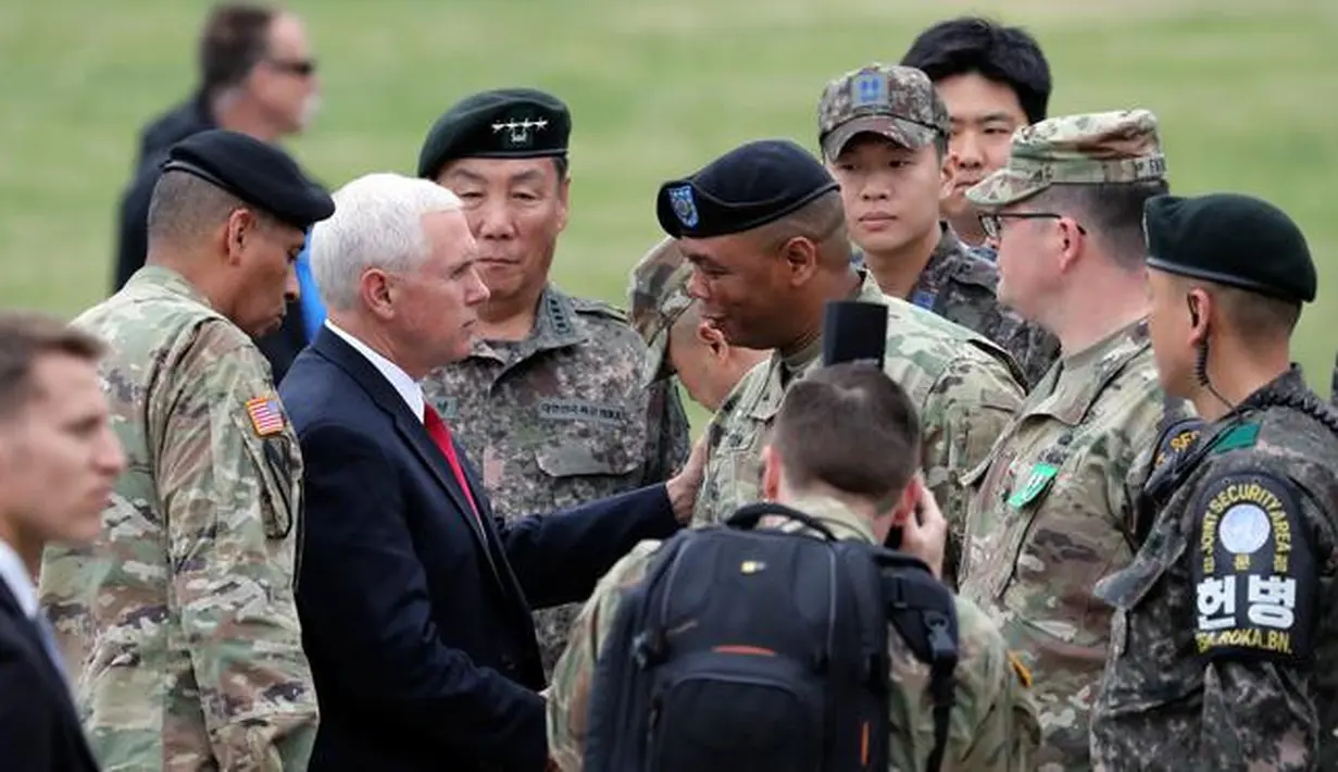 Wakil Presiden AS, Mike Pence disambut tentara Amerika dan Korea Selatan setibanya di Camp Bonifas, pos komando PBB yang dipimpin AS, dekat bagian selatan Zona Demiliterisasi di perbatasan Korsel dan Korut, Senin (17/4). (AP Photo/Lee Jin-man)