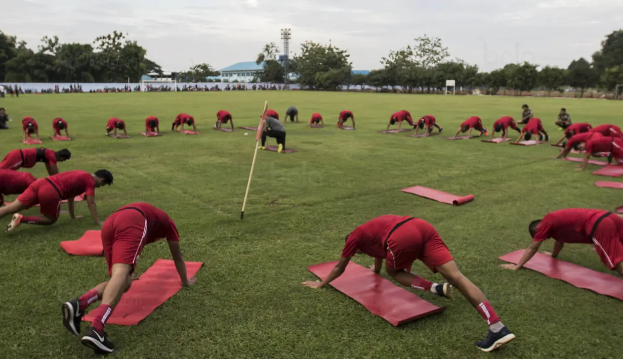 Para pemain Persija melakukan pendinginan saat latihan perdana Macan Kemayoran di Lapangan Sutasoma, Jakarta, Senin (18/12/2017). Latihan ini diikuti oleh 31 pemain, yang tujuh diantaranya pemain baru. (Bola.com/Vitalis Yogi Trisna)