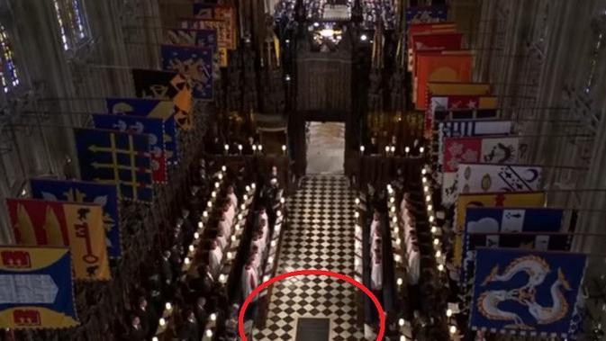 <p>Detik-detik peti mati Ratu Elizabeth II terlihat jelas. Perlahan-lahan mulai turun dan hilang lalu diikuti dengan suasana khidmat (Buckingham Palace)</p>