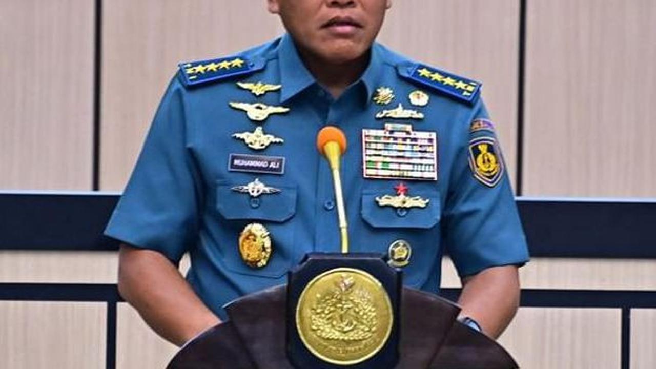Usai dilantik, pangkat Ali pun naik satu tingkat dari Laksamana Madya menjadi Laksamana dan menyandang bintang empat.