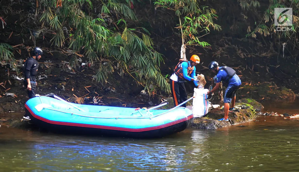 Sukarelawan memunguti sampah di aliran sungai saat kegiatan Bebersih Ciliwung di Yayasan Bambu Indonesia, Cibinong, Bogor, Jawa Barat, Minggu (23/6/2019). Selain Kementerian Lingkungan Hidup dan Kehutanan, kegiatan ini diikuti berbagai unsur seperti komunitas dan Pramuka. (merdeka.com/Arie Basuki)