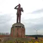 Patung Bung Karno yang dibuat kedua kalinya, dinilai masih tidak mirip dengan sosok Presiden RI 1 Soekarno (Liputan6.com / Nefri Inge)