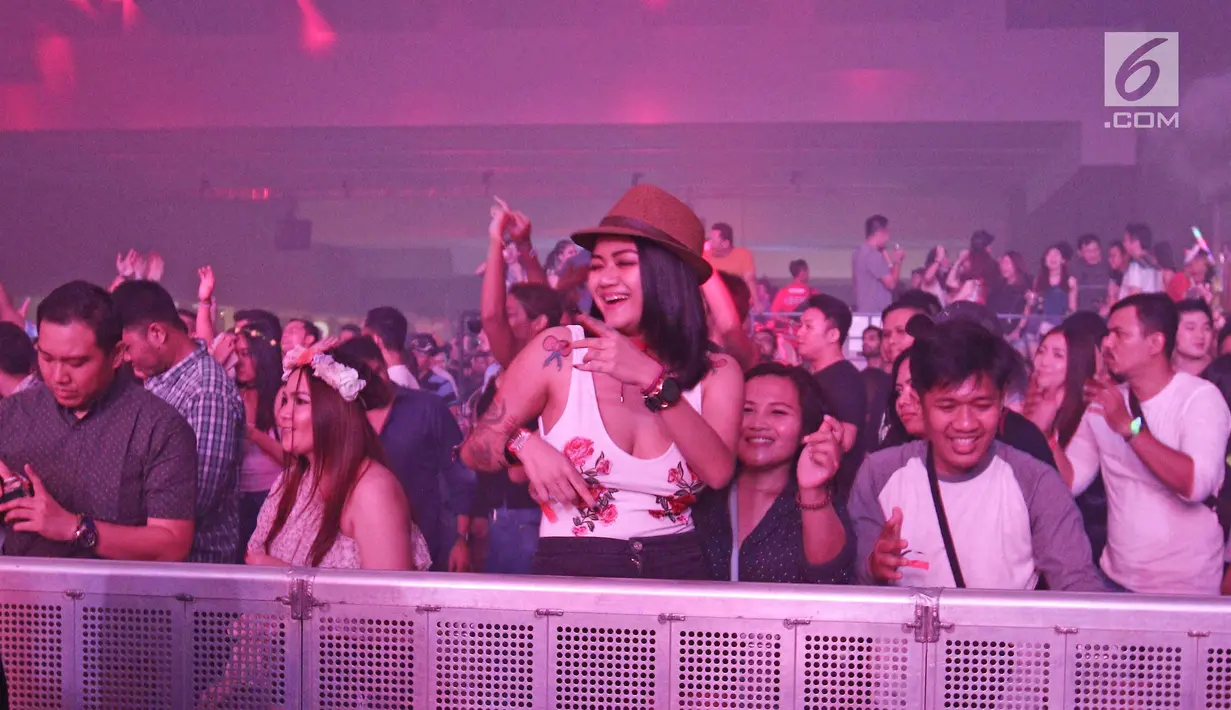 Seorang penonton menikmati musik dalam acara Invasion 2017 yang bertajuk Lost In Wonderland di Jakarta, Jumat (22/9). Sejumlah DJ dunia menghibur para party goers Indonesia. (Liputan6.com/Herman Zakharia)