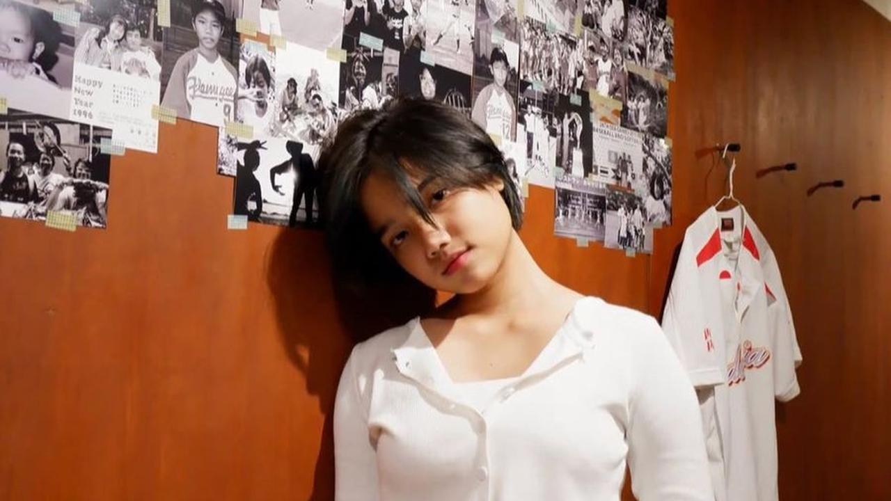 7 Potret Penampilan Lawas Fuji dengan Rambut Bondol