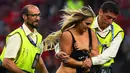 Kini, pengikut Instagram Kinsey Wolanski model baju renang asal Amerika Serikat langsung melonjak menjadi 3.1 juta pengikut dari 300 ribu saja sebelum aksinya di Estadio Wanda Metropolitano, Madrid. ( AFP/Gabriel Bouys )