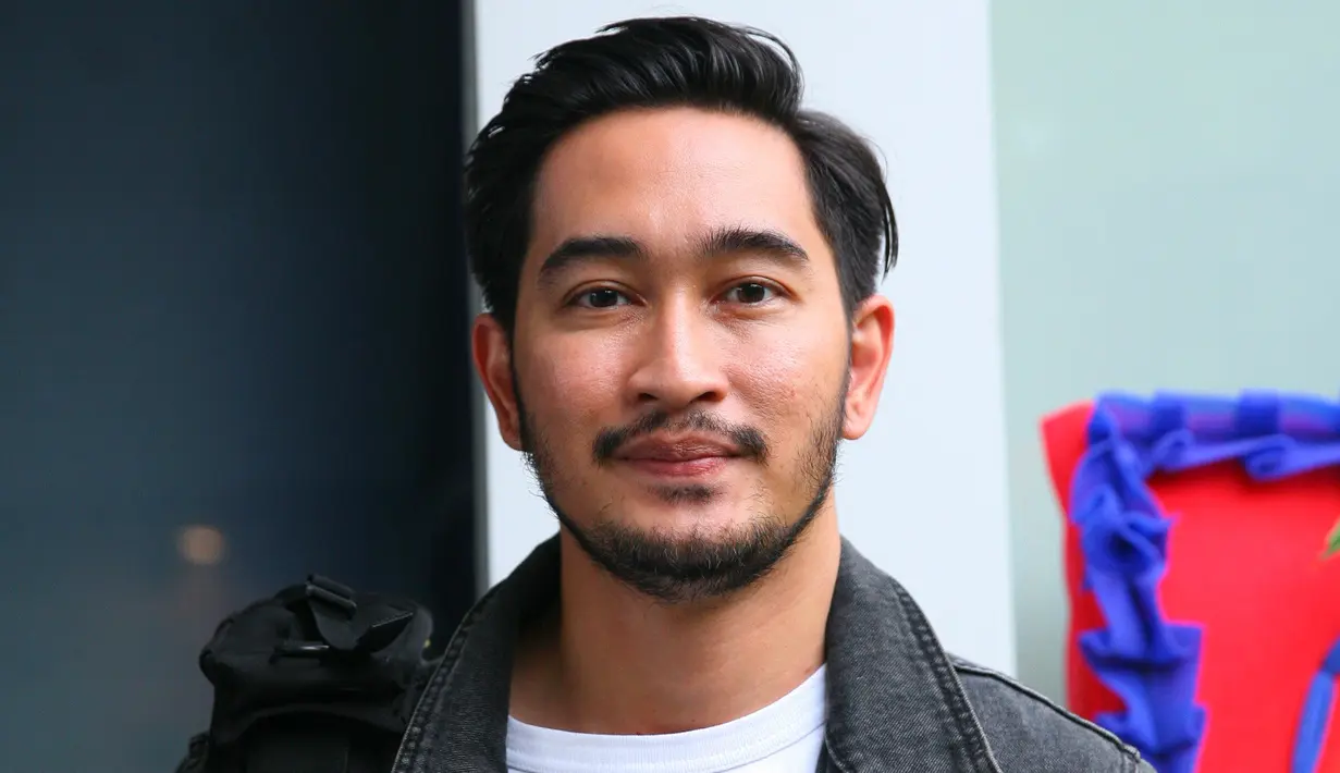 "Nggak ya. Nanti takut kayak kejadian itu lagi (video mempelai pria pingsan). Kalau mantan sih kayaknya enggak diundang," ujar Jeje Govinda. (Nurwahyunan/Bintang.com)