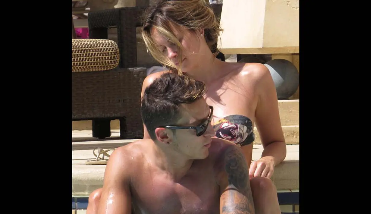 Pemain Arsenal Mesut Ozil saat bersama pacarnya Mandy Capristo saat liburan di Las Vegas (Dailymail)