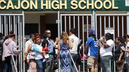 Orang tua dan keluarga menjemput anak mereka dari SMA Cajon setelah insiden penembakan di Sekolah Dasar North Park di San Bernardino, California, Senin (10/4). Dua orang termasuk seorang guru, tewas dalam penembakan di sekolah dasar (AP Photo/Jae C. Hong)