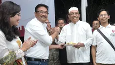 Calon Wakil Gubernur DKI Jakarta, Djarot Saiful Hidayat memberikan potongan tumpeng kepada salah satu relawan saat Deklarasi Relawan Dulure Djarot di Jakarta, Rabu (5/10). (Liputan6.com/Yoppy Renato)