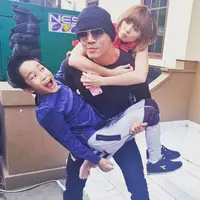 Chika Jessica sedang digendong Deddy Corbuzier (Instagram/@ckjessica)