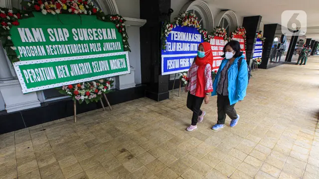 FOTO: Dukung Penyelamatan Polis, Nasabah Kirim Karangan Bunga ke Kantor Jiwasraya