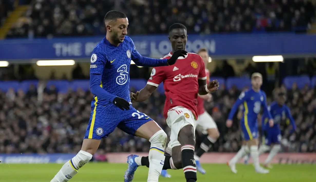 Chelsea langsung mengancam pertahanan Manchester United lewat Hakim Ziyech di menit ke-3. Namun upayanya masih mampu diredam David De Gea. (AP/Kirsty Wigglesworth)
