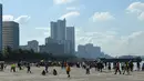 Orang-orang menikmati suasana Manila baywalk dolomite beach di sepanjang boulevard Roxas, kota Manila, Filipina pada Minggu (17/10/2021). Sehari sebelumnya, pihak berwenang melonggarkan pembatasan karantina di ibu kota negara itu. (Ted ALJIBE / AFP)