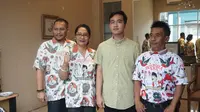 Gibran silaturahmi dengan pengusaha Solo, Baningsih untuk meminta doa restu pendaftarannya sebagai Cawalkot Solo, Rabu (11/12).(Liputan6.com/Fajar Abrori)