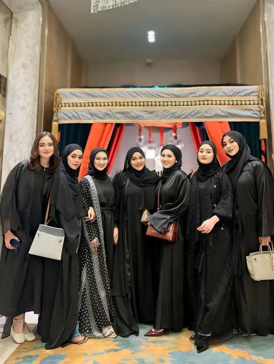 <p>Geng Mamayu yang beranggotakan Aurel Hermansyah hingga Lesti Kejora tampil kompak bergaya Arabian mengenakan abaya warna hitam. [@dindahw]</p>