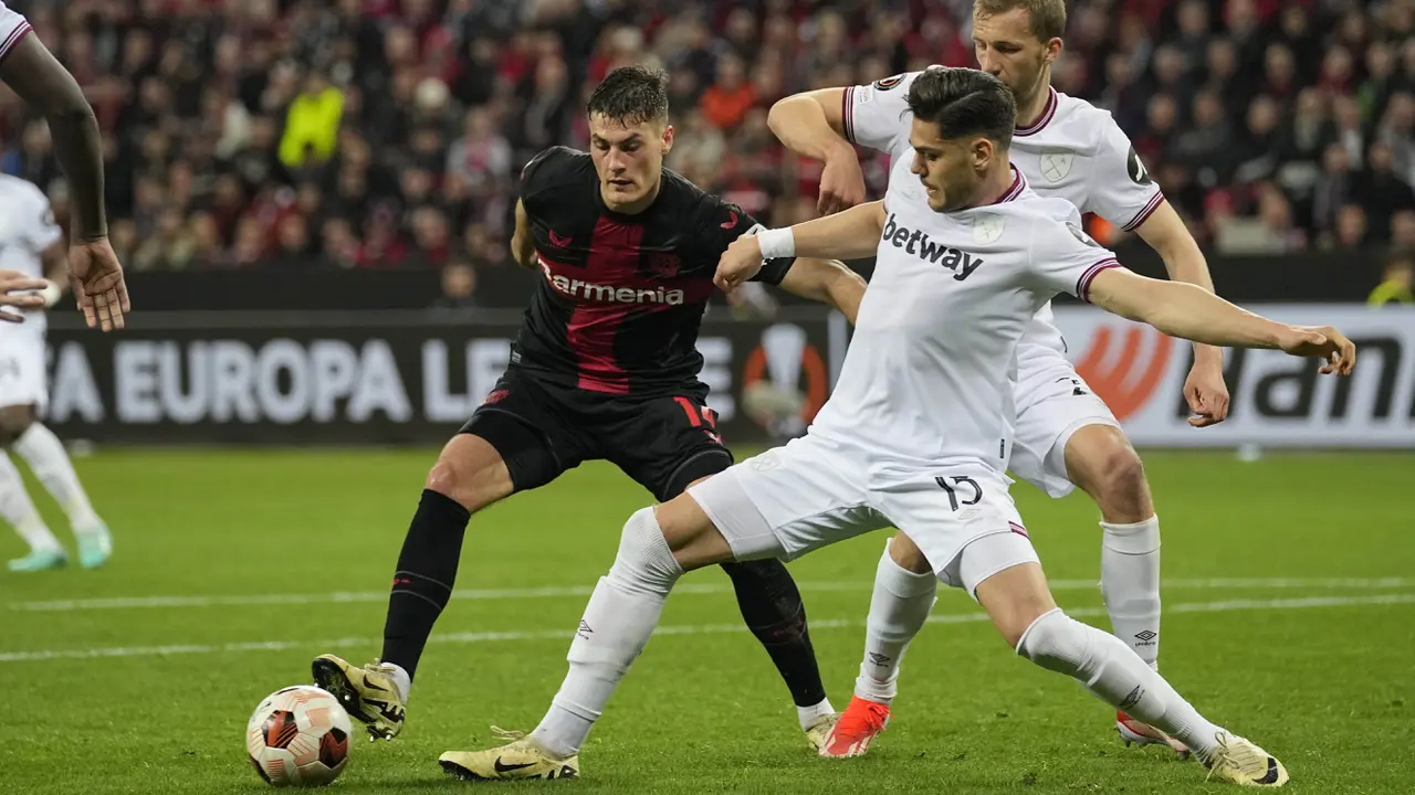 Foto: Cetak 2 Gol Jelang Laga Berakhir, Bayer Leverkusen Benar-benar Lupa Caranya Kalah