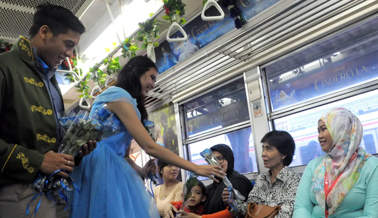 Sebuah rangkaian KRL Commuter Line didekorasi bertema film Cinderella. Selain didekorasi, tokoh dongeng Cinderella akan memberikan bunga pada para penumpang Commuter Line Jakarta - Bogor, Jakarta, Sabtu (14/02/2015). (Liputan6.com/Andrian M Tunay)