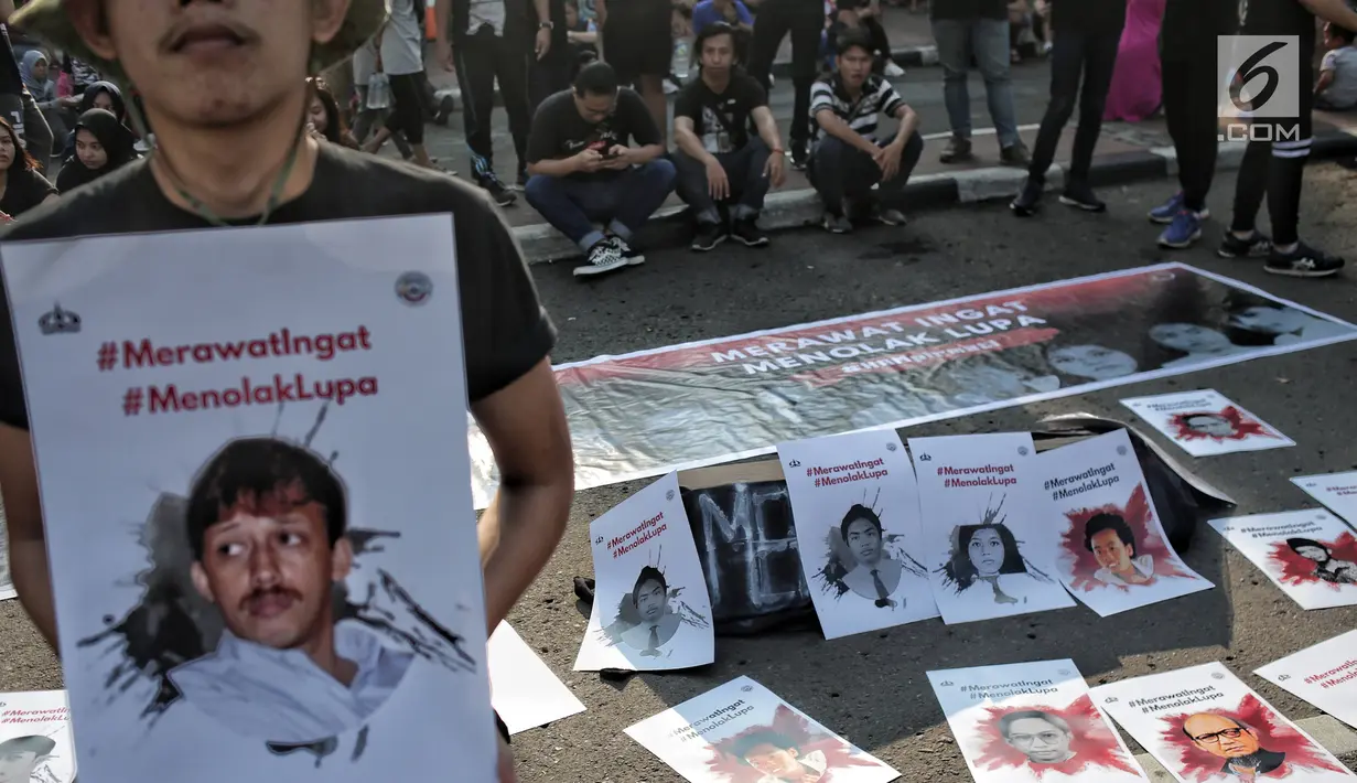Sejumlah mahasiswa Trisakti melakukan aksi bertajuk #MerawatIngat #MenolakLupa saat car free day (CFD) di Bundaran HI, Jakarta, Minggu (5/5/2019). Aksi tersebut bertujuan untuk mengingatkan bahwa masih banyak kasus-kasus pelanggaran HAM berat yang belum terselesaikan. (Liputan6.com/Faizal Fanani)
