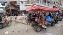 Dalam beberapa hari terakhir, Israel hanya mengizinkan sedikit truk bantuan masuk melalui jalur darat Rafah dengan Mesir. (Mahmud HAMS / AFP)