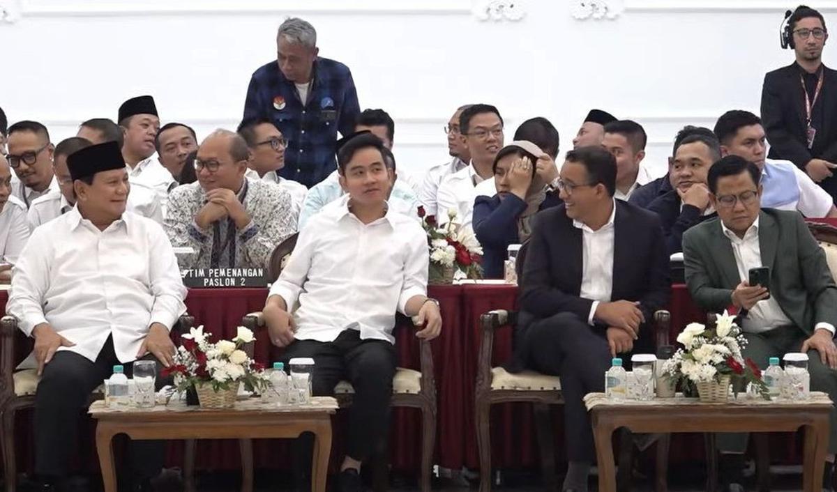 Keempatnya terlihat duduk bersebelahan. Dengan urutan Prabowo, Gibran, Anies dan Cak Imin sapaan akrabn Muhaimin. Prabowo-Gibran kompak mengenakan setelan kemeja putih dan celana bahan hitam.<br>