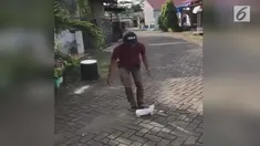 Rekaman sekelompok pemuda menjadikan kucing sebagai bola tendangan. Aksinya tersebut menuai banyak kecaman dari aktivis hewan dan warganet.