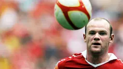 Striker MU Wayne Rooney dibayang-bayangi dalam pertandingan Community Shield di Stadion Wembley, London, 8 Agustus 2010.AFP PHOTO/ADRIAN DENNIS