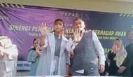 Pembina Relawan Pelita, Adelia bersama Wakil Ketua KPAD Kota Bekasi di acara deklarasi Relawan Perlindungan Anak dan Perempuan Pelita. (Liputan6.com/Bam Sinulingga).
