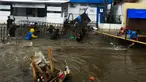 Pekerja membuat penahan tanggul jebol saat banjir merendam Perumahan Taman Mangu Indah, Jurangmangu Barat, Pondok Aren, Tangerang Selatan, Banten, Selasa (12/11/2024). (merdeka.com/Arie Basuki)