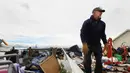 Seorang pria membantu membersihkan puing-puing sisa rumah yang dihantam tornado di Laramie County, Wyoming, AS (29/5). (Jacob Byk/The Wyoming Tribune Eagle via AP)