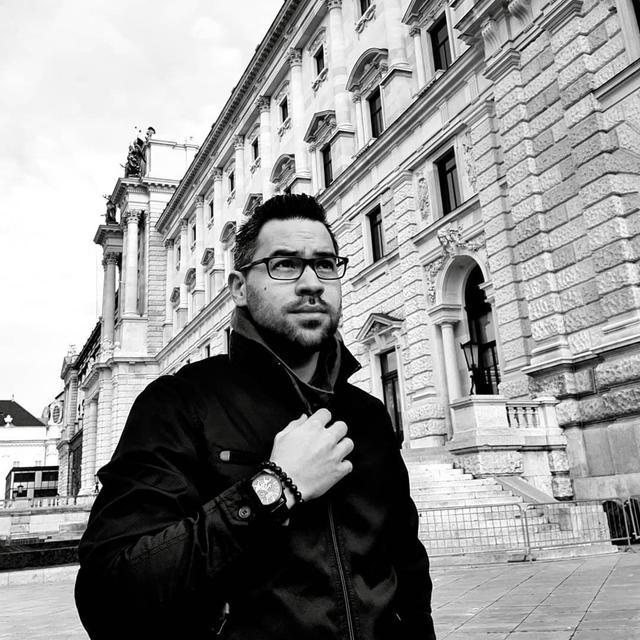 6 Potret Peter Lufting Kekasih Chef Marinka yang Jarang Tersorot